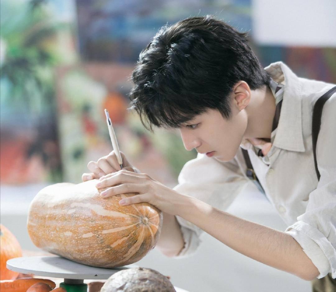 易烊千璽快本最新圖片，青春活力的舞臺瞬間