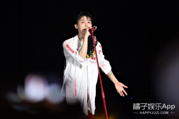 權(quán)志龍最新演唱會(huì)音樂盛宴震撼再現(xiàn)，現(xiàn)場視頻火熱來襲！