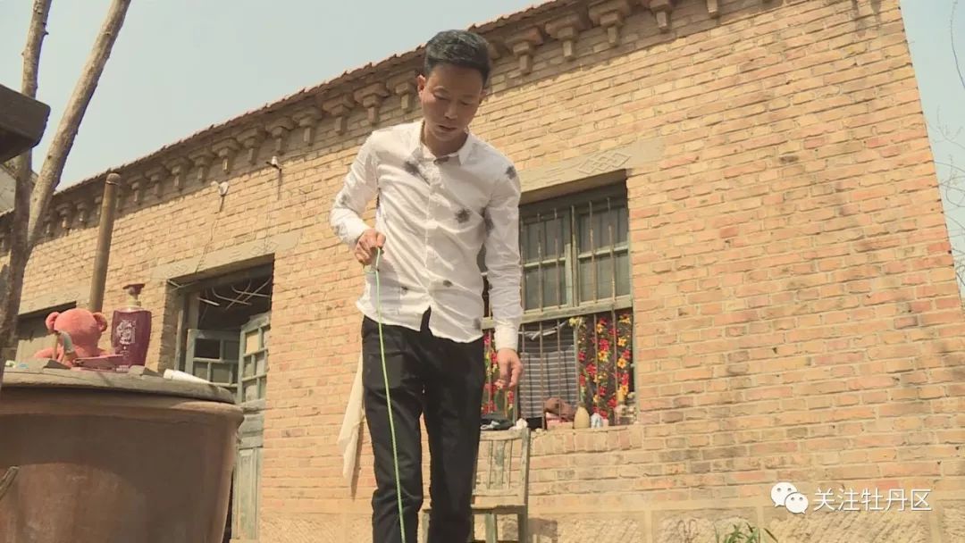 農(nóng)民歌手張小五的最新音樂與美食之旅，小巷中的音樂與美食奇遇